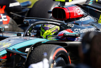 2024年F1英国大奖赛正赛 夺冠后汉密尔顿在梅赛德斯赛车座舱内拭泪