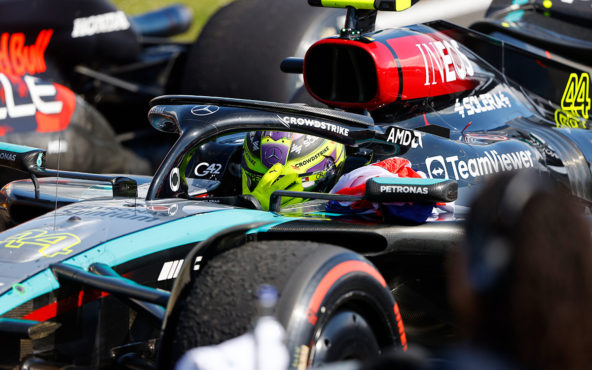 2024年F1英国大奖赛正赛 夺冠后汉密尔顿在梅赛德斯赛车座舱内拭泪