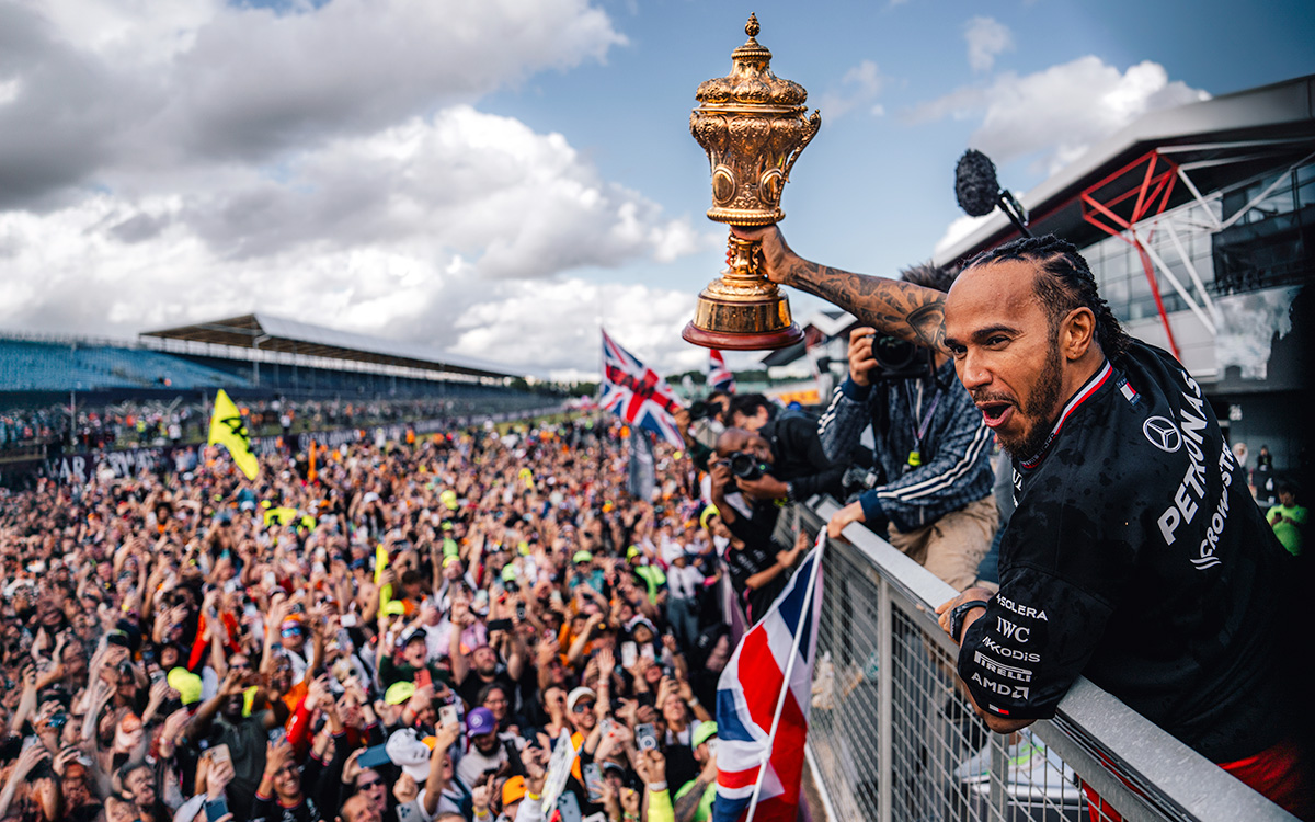 2024年F1英国大奖赛正赛 汉密尔顿向银石主场车迷展示冠军奖杯