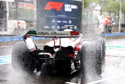 2023年F1比利时大奖赛一练，博塔斯驾驶阿尔法·罗密欧C43赛车使用全雨胎在雨中的斯帕-弗朗科尔尚赛道出场
