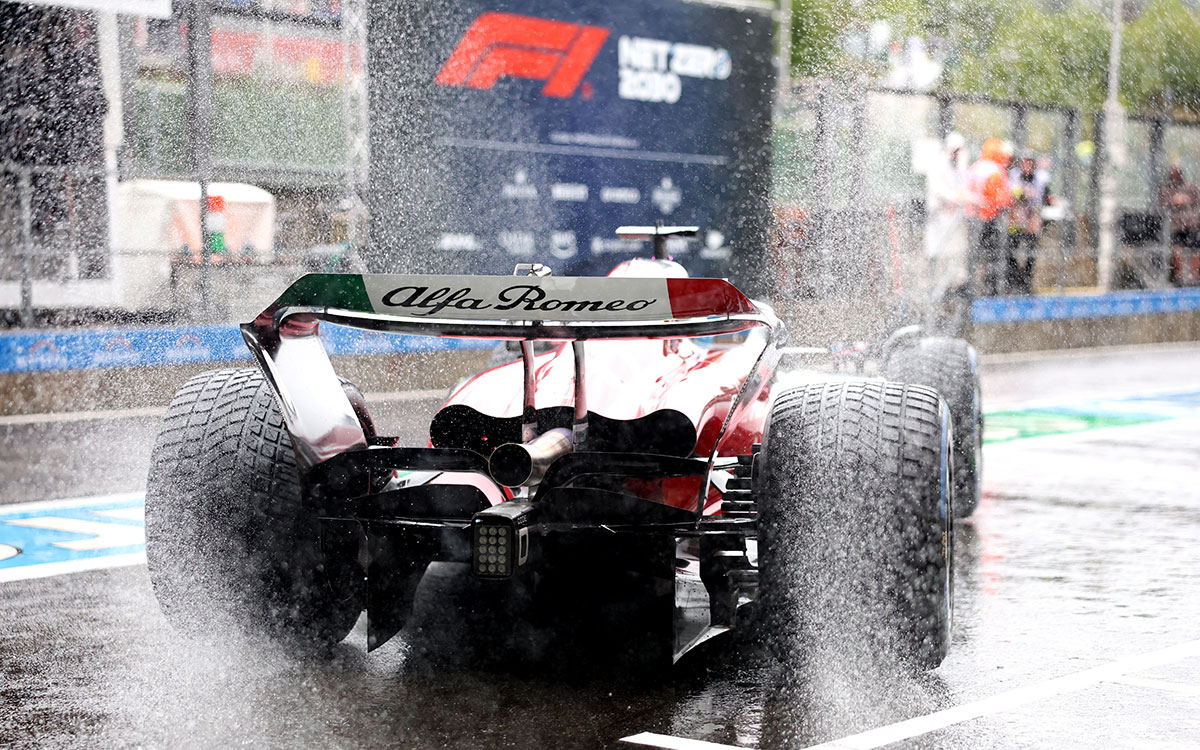 2023年F1比利时大奖赛一练，博塔斯驾驶阿尔法·罗密欧C43赛车使用全雨胎在雨中的斯帕-弗朗科尔尚赛道出场