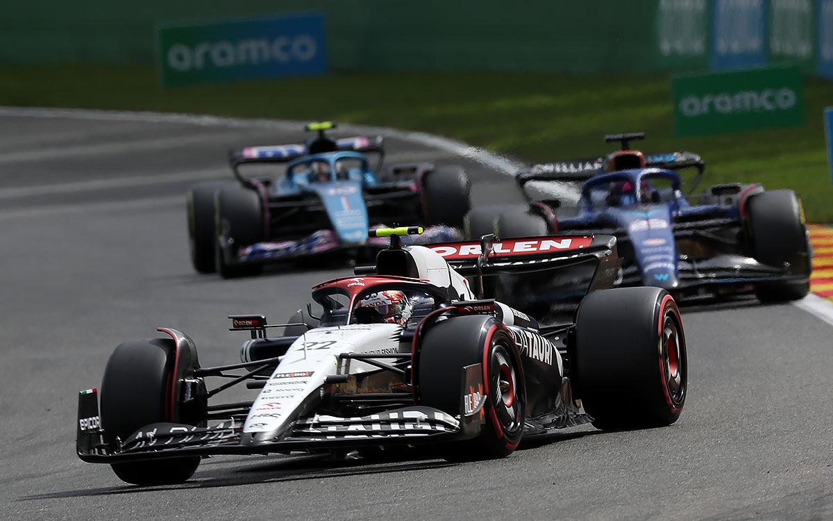 2023年F1比利时大奖赛正赛,角田裕毅驾驶红牛二队AT04赛车领先阿尔本的威廉姆斯赛车