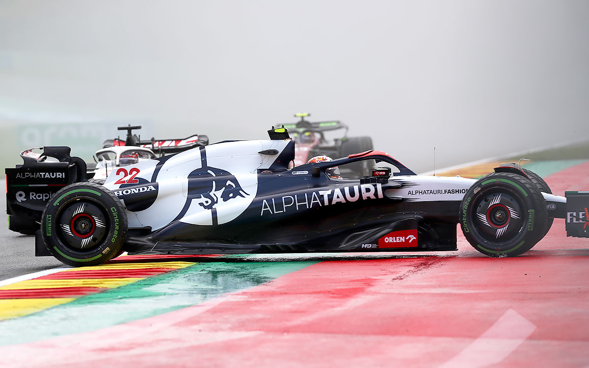 2023年F1比利时大奖赛冲刺赛，角田裕毅驾驶红牛二队AT04赛车在斯帕-弗朗科尔尚赛道雨中作战