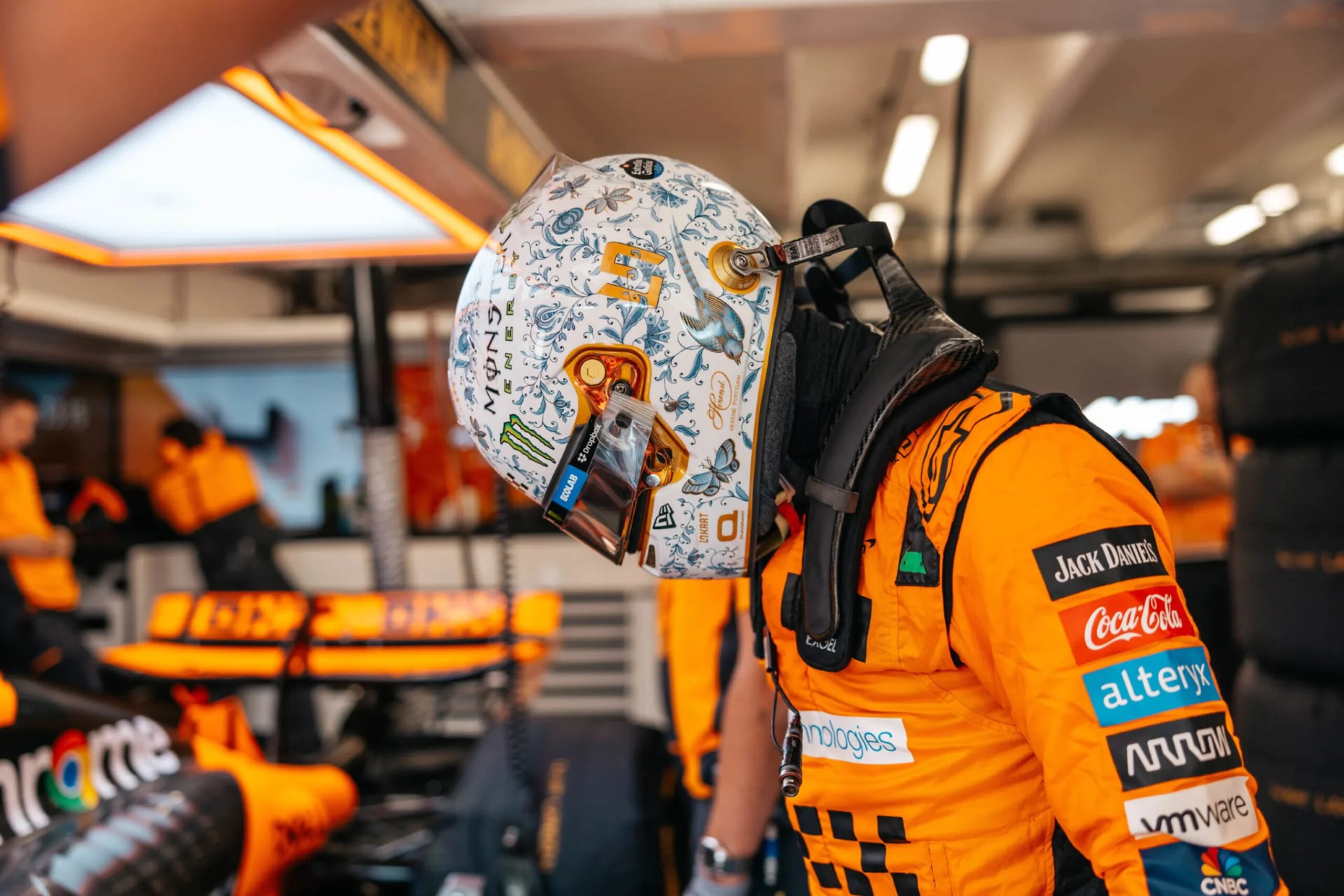 2024年F1匈牙利大奖赛二练 诺里斯在迈凯伦车库内佩戴特别版头盔