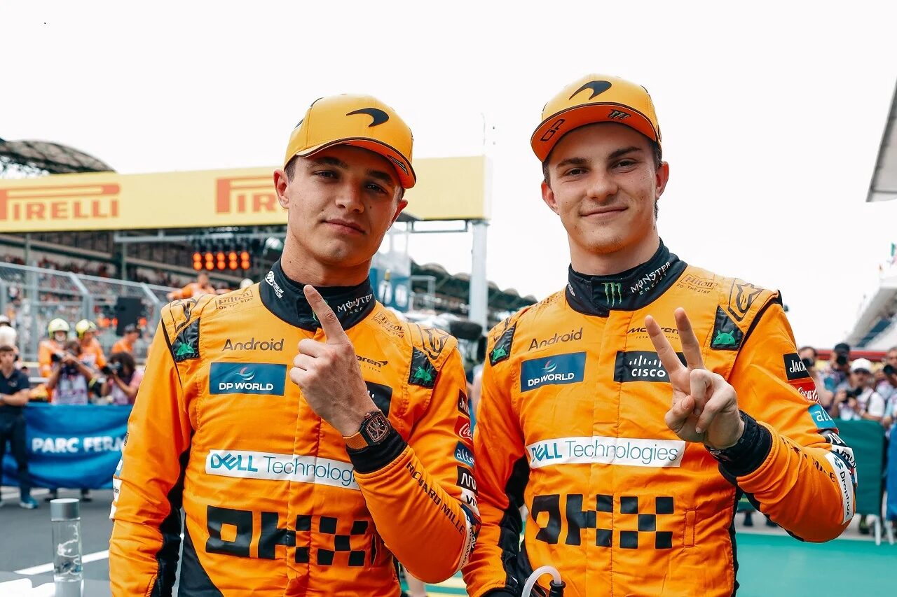2024年F1匈牙利大奖赛排位赛后 诺里斯与皮亚斯特里庆祝包揽头排发车位