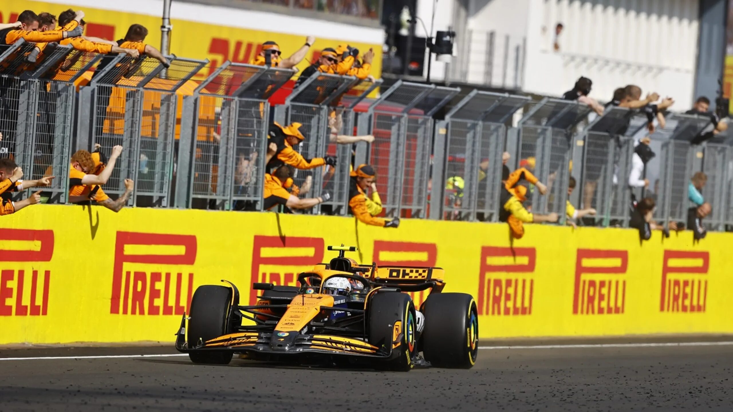 2024年F1匈牙利大奖赛正赛 迈凯伦车队成员在护栏后庆祝皮亚斯特里夺冠冲线
