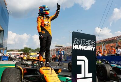 2024年F1匈牙利大奖赛正赛 皮亚斯特里站上迈凯伦赛车庆祝生涯首胜