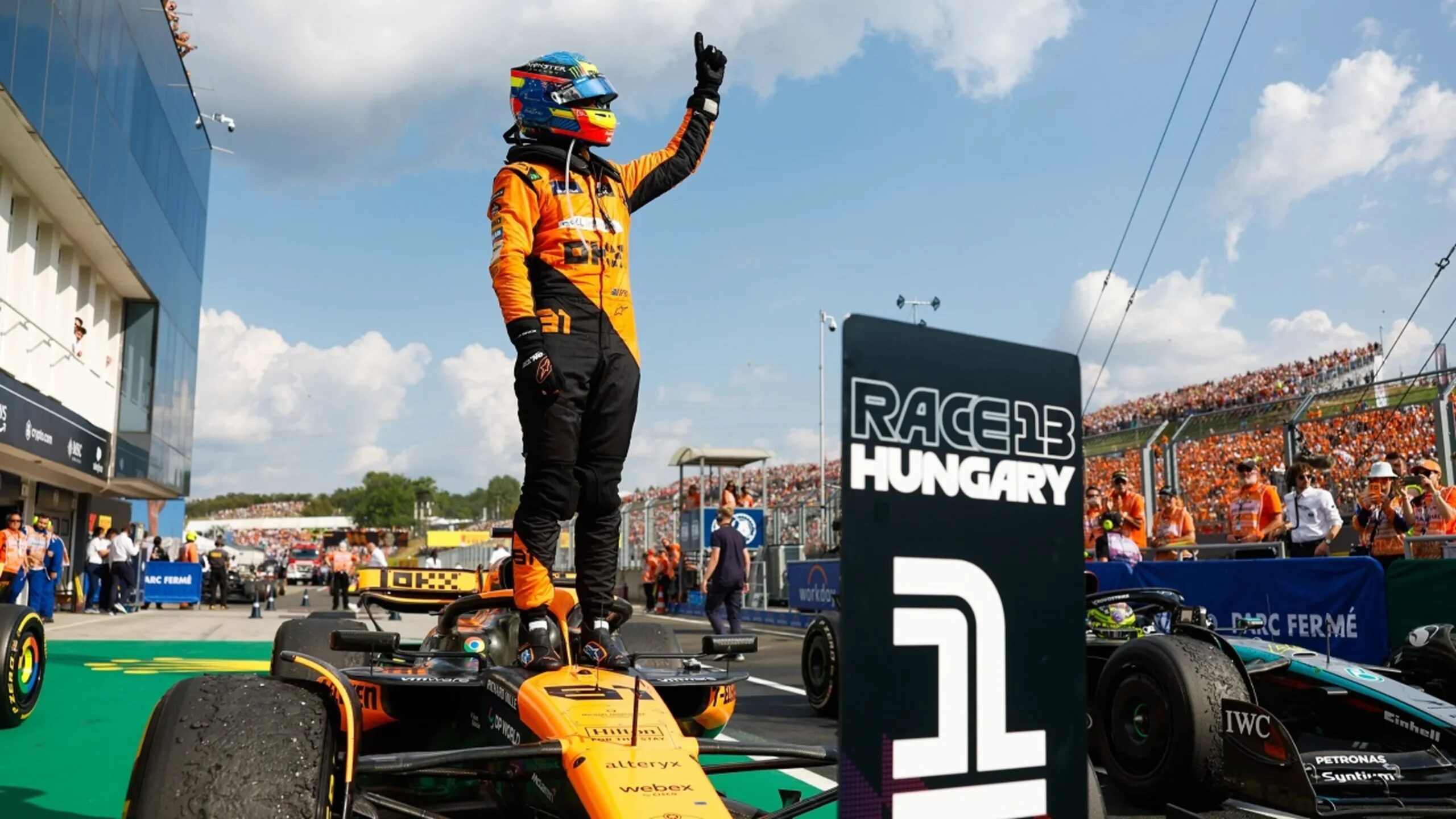 2024年F1匈牙利大奖赛正赛 皮亚斯特里站上迈凯伦赛车庆祝生涯首胜