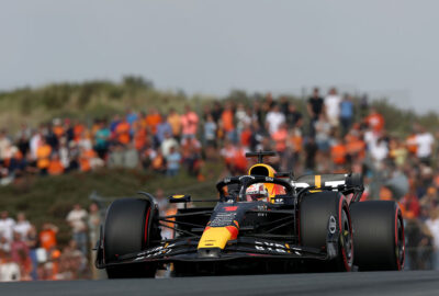2023年F1荷兰大奖赛二练，维斯塔潘驾驶红牛RB19赛车驶过看台前橙色海洋的赞德福特赛道