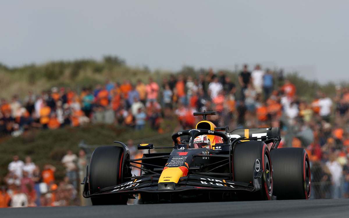 2023年F1荷兰大奖赛二练，维斯塔潘驾驶红牛RB19赛车驶过看台前橙色海洋的赞德福特赛道