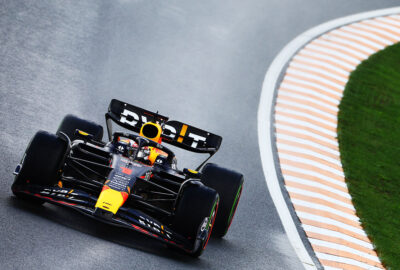 2023年F1荷兰大奖赛三练，维斯塔潘驾驶红牛RB19赛车使用半雨胎在雨中的赞德福特赛道行驶