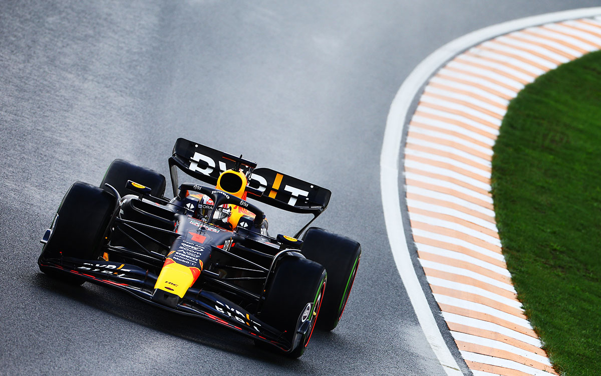 2023年F1荷兰大奖赛三练，维斯塔潘驾驶红牛RB19赛车使用半雨胎在雨中的赞德福特赛道行驶