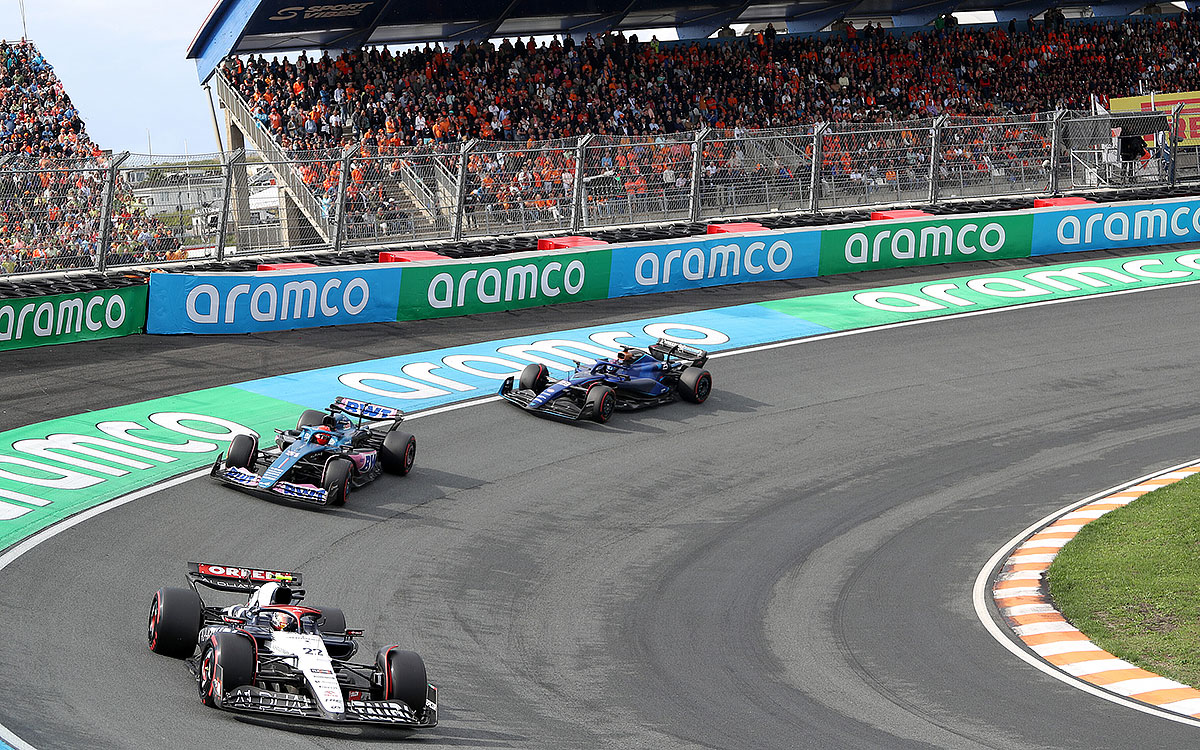 2023年F1荷兰大奖赛正赛,角田裕毅驾驶红牛二队AT04赛车领先身后的奥康与阿尔本