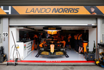 2024年F1比利时大奖赛 迈凯伦技师在车库中围绕诺里斯的赛车进行调校作业