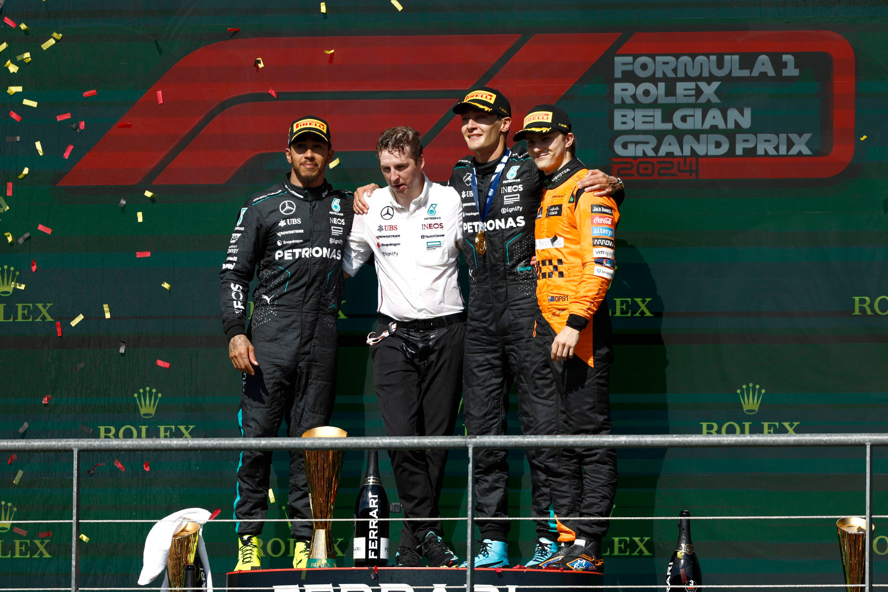 2024年F1比利时大奖赛正赛颁奖仪式 冲线前三拉塞尔、汉密尔顿与皮亚斯特里同台，拉塞尔赛后因赛车重量不足被取消资格