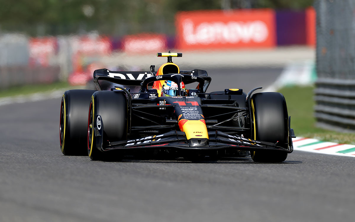 2023年F1意大利大奖赛二练，佩雷兹驾驶红牛RB19赛车行驶在蒙扎赛道