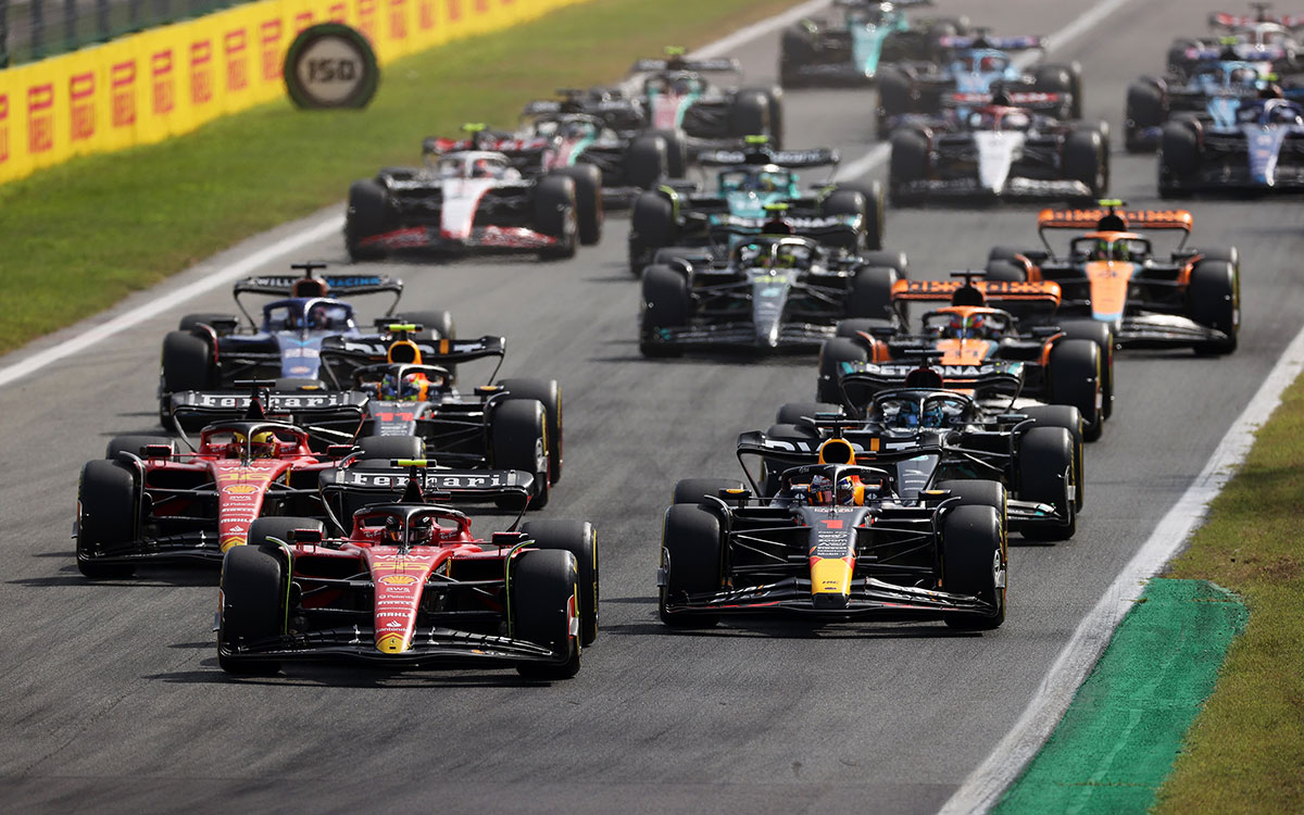 2023年F1意大利大奖赛正赛发车后1号弯,塞恩斯驾驶法拉利赛车领跑维斯塔潘