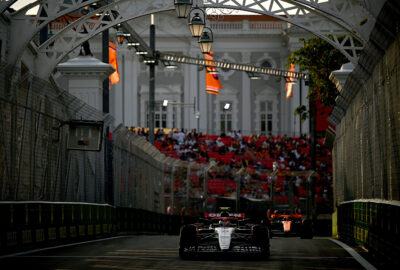 2023年F1新加坡大奖赛一练，角田裕毅驾驶装备升级套件的红牛二队AT04赛车行驶在滨海湾市街赛道