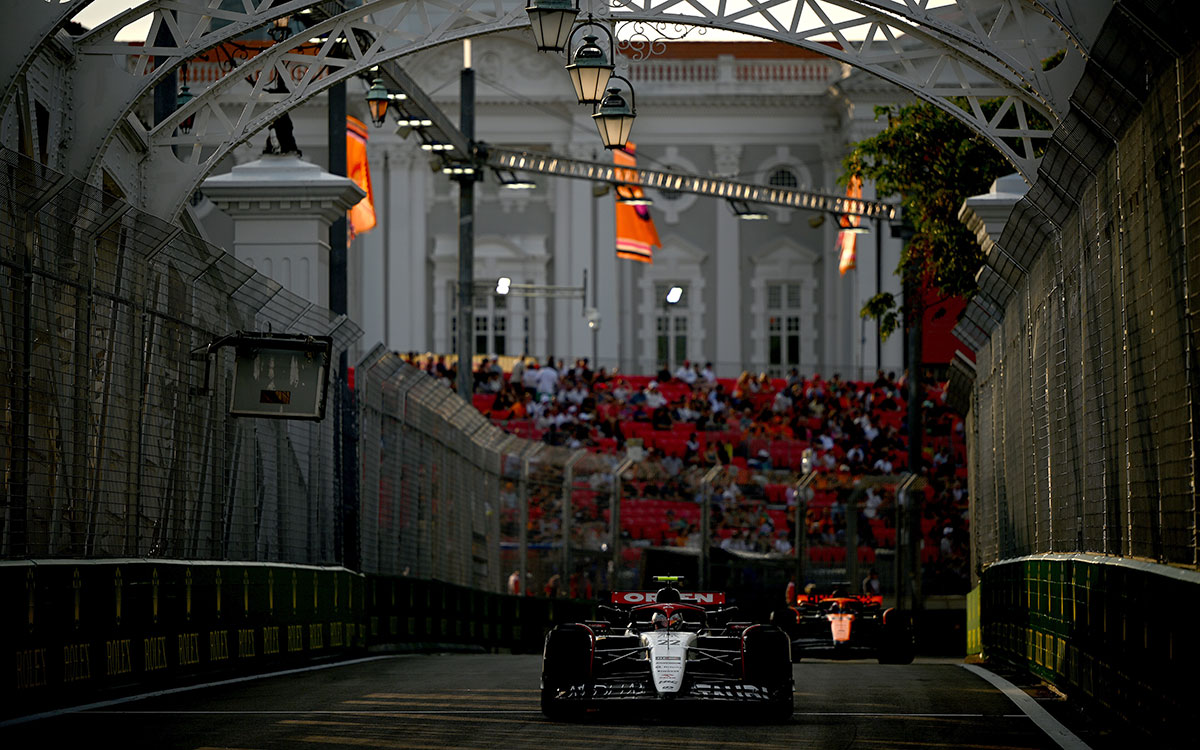 2023年F1新加坡大奖赛一练，角田裕毅驾驶装备升级套件的红牛二队AT04赛车行驶在滨海湾市街赛道