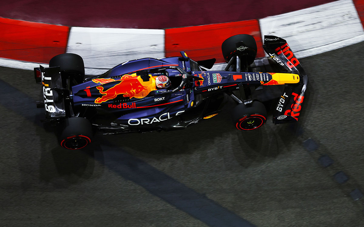 2023年F1新加坡大奖赛周末，维斯塔潘驾驶红牛RB19赛车行驶在滨海湾市街赛道
