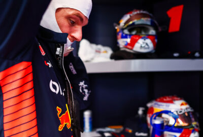 2023年F1新加坡大奖赛二练开始前，维斯塔潘在红牛车库中穿戴赛车服准备登场