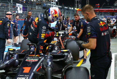 2023年F1新加坡大奖赛排位赛，Q2遭淘汰的维斯塔潘在维修区通道走下赛车