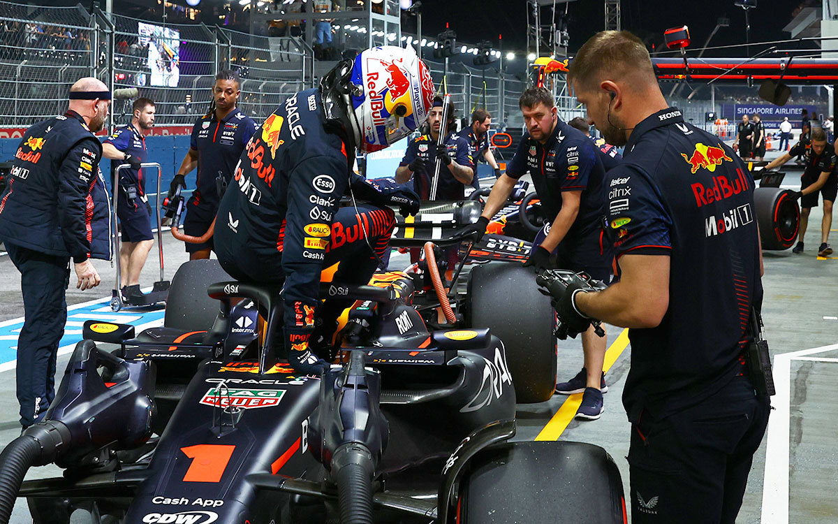 2023年F1新加坡大奖赛排位赛，Q2遭淘汰的维斯塔潘在维修区通道走下赛车