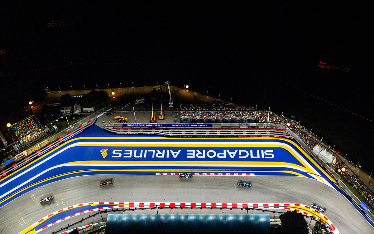 2023年F1新加坡大奖赛正赛，赛车驶过新加坡航空冠名的新加坡大奖赛赛道弯角