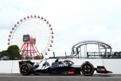 2023年F1日本大奖赛一练，角田裕毅驾驶22号红牛二队AT04赛车行驶在铃鹿赛道的维修区通道