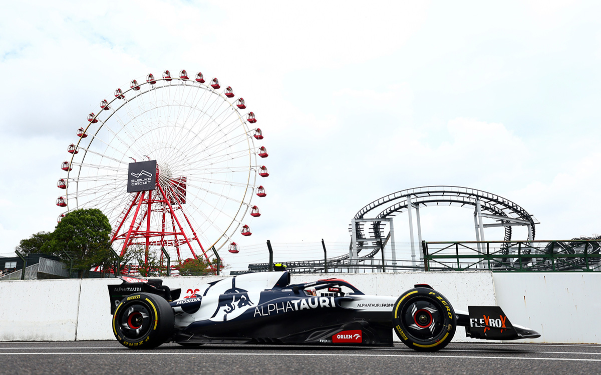 2023年F1日本大奖赛一练，角田裕毅驾驶22号红牛二队AT04赛车行驶在铃鹿赛道的维修区通道