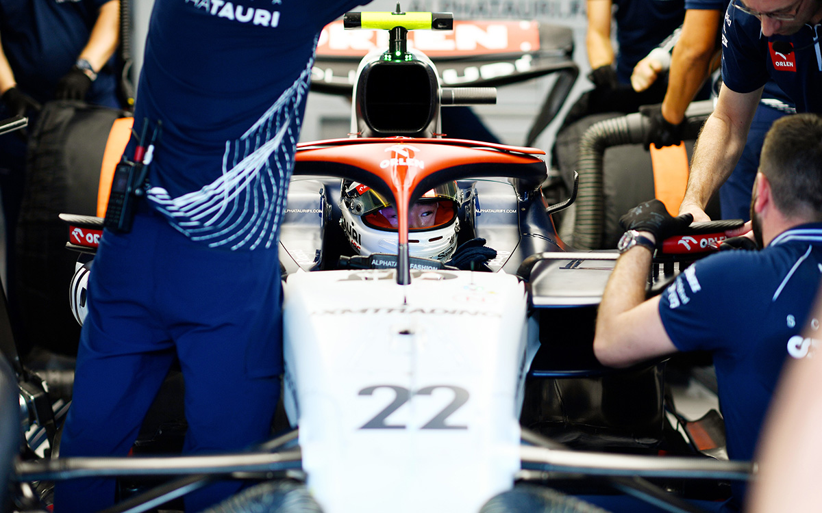 2023年F1日本大奖赛一练,角田裕毅在红牛二队车库中待命准备驶上铃鹿赛道