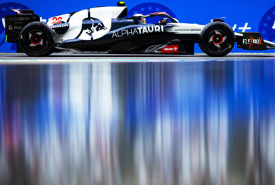 2023年F1日本大奖赛周五练习赛，角田裕毅驾驶红牛二队AT04赛车行驶在铃鹿赛道维修区通道