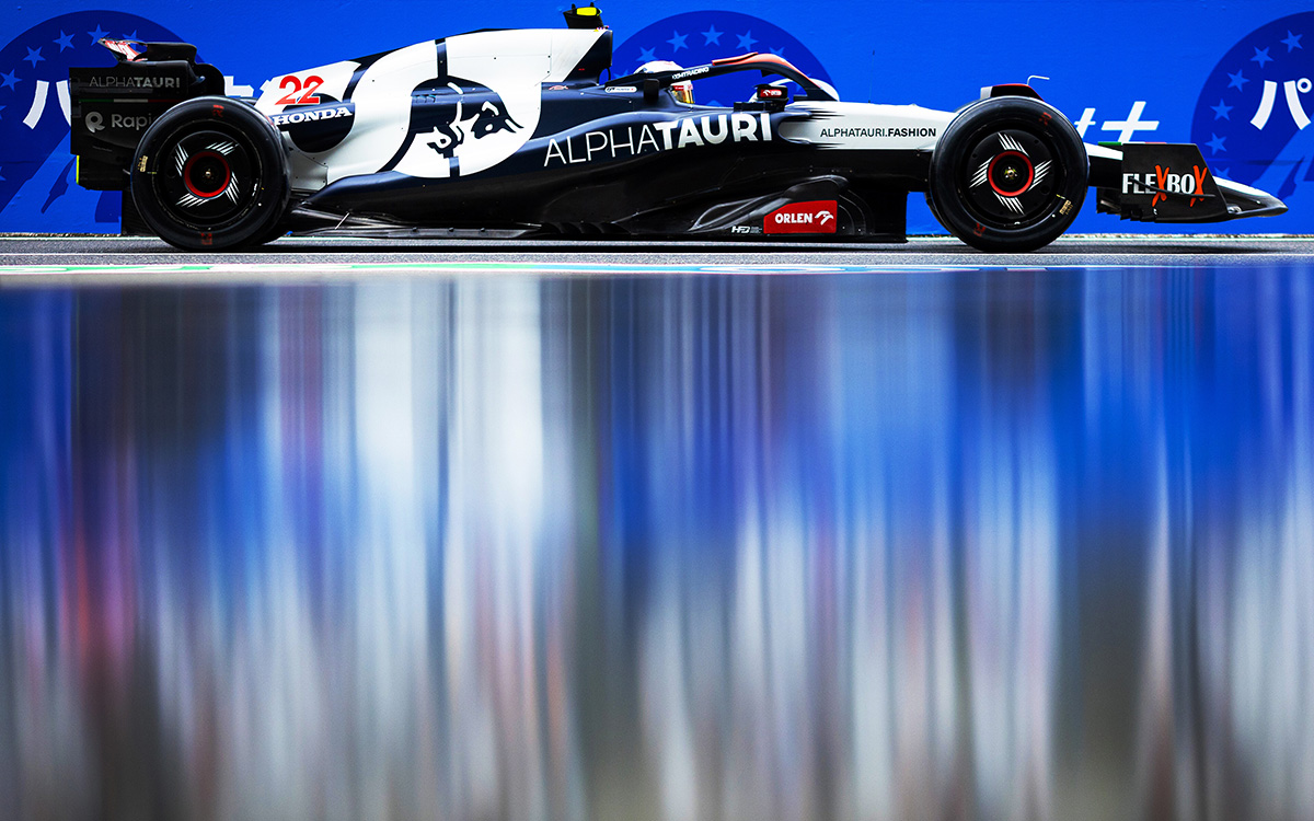 2023年F1日本大奖赛周五练习赛，角田裕毅驾驶红牛二队AT04赛车行驶在铃鹿赛道维修区通道