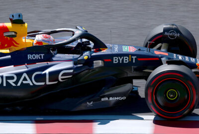 2023年F1日本大奖赛三练，维斯塔潘驾驶红牛RB19赛车行驶在铃鹿赛道
