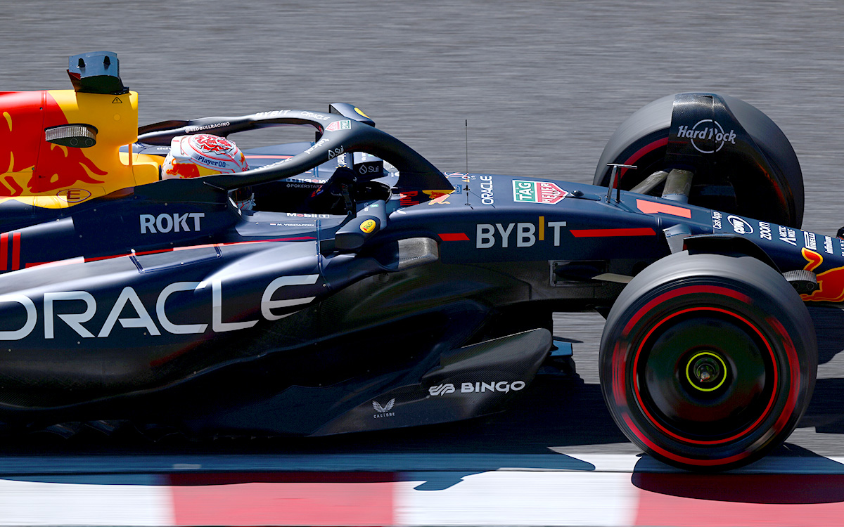 2023年F1日本大奖赛三练，维斯塔潘驾驶红牛RB19赛车行驶在铃鹿赛道
