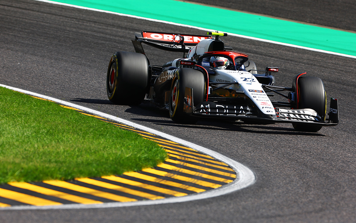 2023年F1日本大奖赛三练，角田裕毅驾驶红牛二队AT04赛车通过铃鹿赛道2号弯