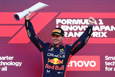 2023年F1日本大奖赛正赛，维斯塔潘在领奖台上亲吻F1日本大奖赛冠军奖杯