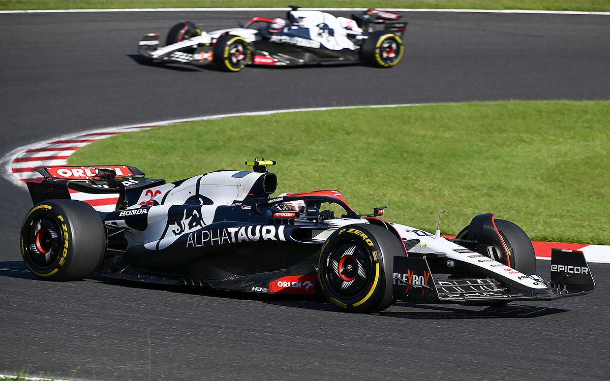 2023年F1日本大奖赛正赛,角田裕毅与队友劳森在铃鹿赛道争夺位置