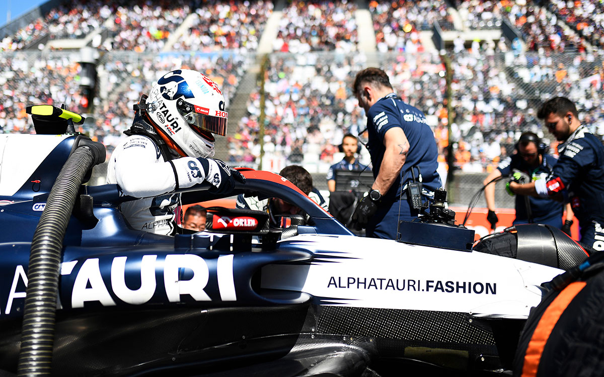 2023年F1日本大奖赛正赛,角田裕毅在发车格登上红牛二队AT04赛车准备出战