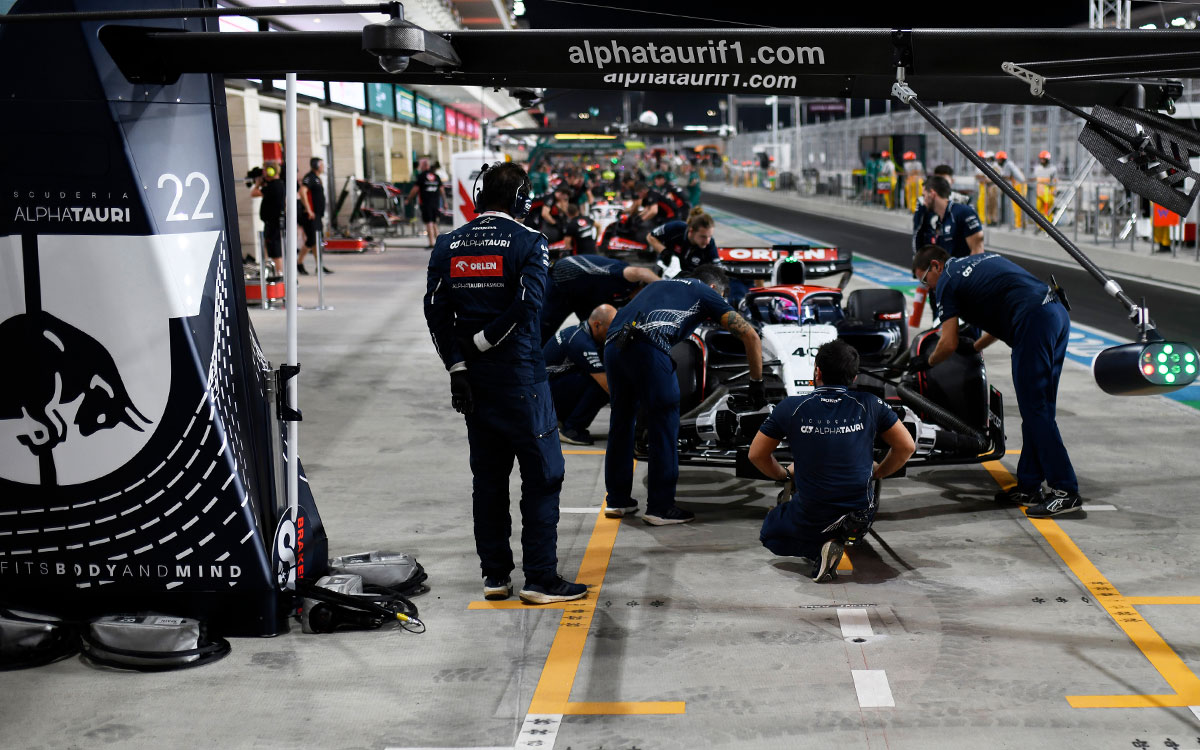 2023年F1卡塔尔大奖赛一练,劳森驾驶的红牛二队AT04赛车停在罗赛尔赛道维修区接受整备