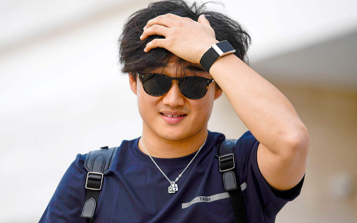 2023年F1卡塔尔大奖赛一练，角田裕毅戴着墨镜抵达罗赛尔国际赛道围场