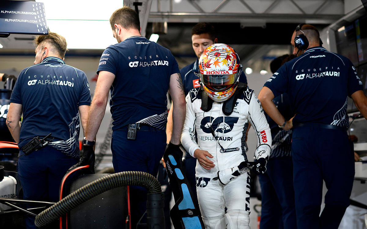 2023年F1卡塔尔大奖赛排位赛，角田裕毅完成排位后走回红牛二队车库