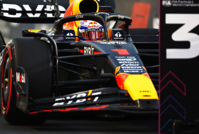 2023年F1卡塔尔大奖赛冲刺排位赛，维斯塔潘驾驶红牛RB19停在第三名位置牌旁