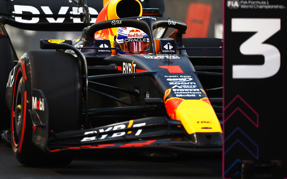 2023年F1卡塔尔大奖赛冲刺排位赛，维斯塔潘驾驶红牛RB19停在第三名位置牌旁