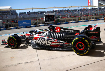 2023年F1美国大奖赛一练，马格努森驾驶哈斯VF-23赛车驶出COTA车库