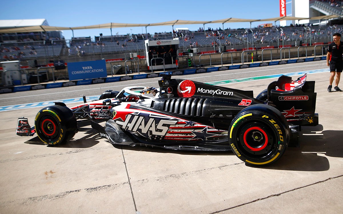 2023年F1美国大奖赛一练，马格努森驾驶哈斯VF-23赛车驶出COTA车库