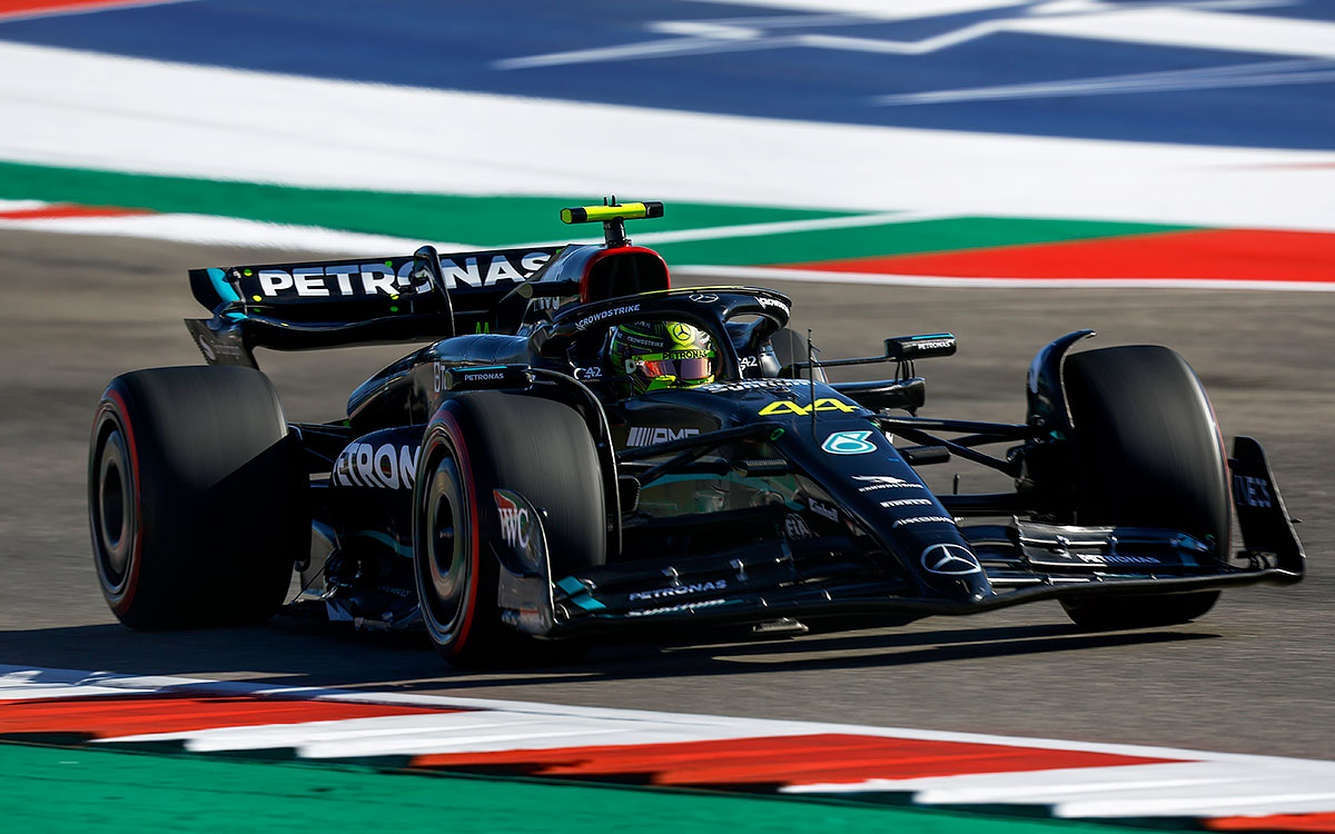 2023年F1美国大奖赛周末，汉密尔顿驾驶升级版梅赛德斯W14赛车行驶在COTA赛道