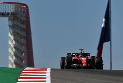 2023年F1美国大奖赛周末，勒克莱尔驾驶法拉利SF-23驶过COTA赛道标志性的观景塔