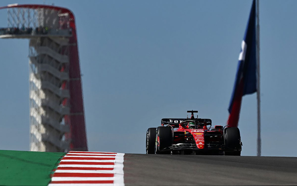 2023年F1美国大奖赛周末，勒克莱尔驾驶法拉利SF-23驶过COTA赛道标志性的观景塔
