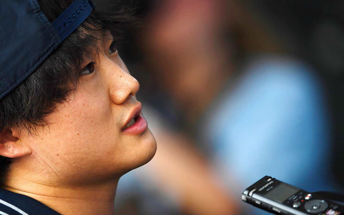2023年F1美国大奖赛排位赛结束后，第11位的角田裕毅在场边接受媒体采访